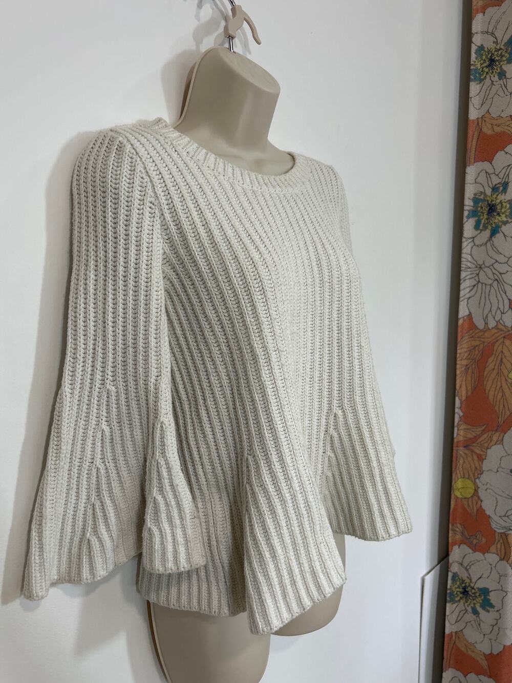 White Sweater with Y2K Vibes Gap Small